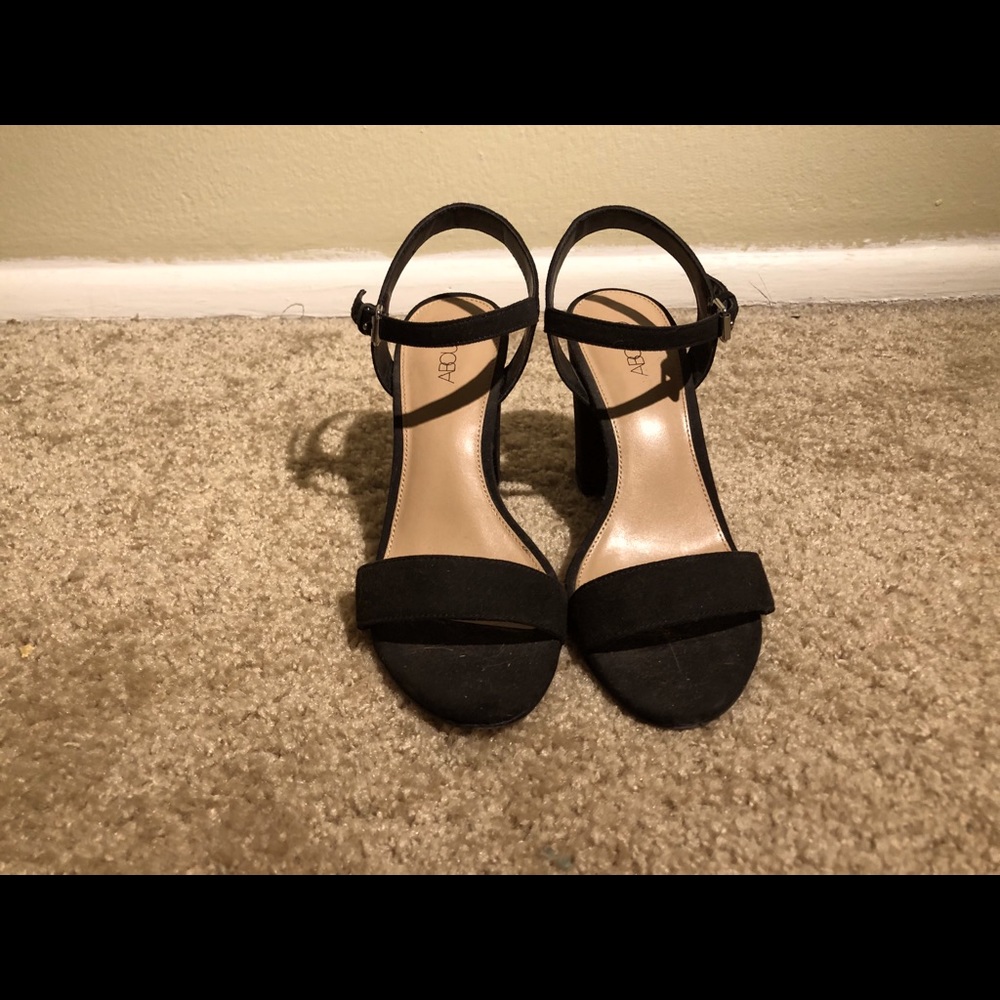 Kitten heels, lightly worn, size 6